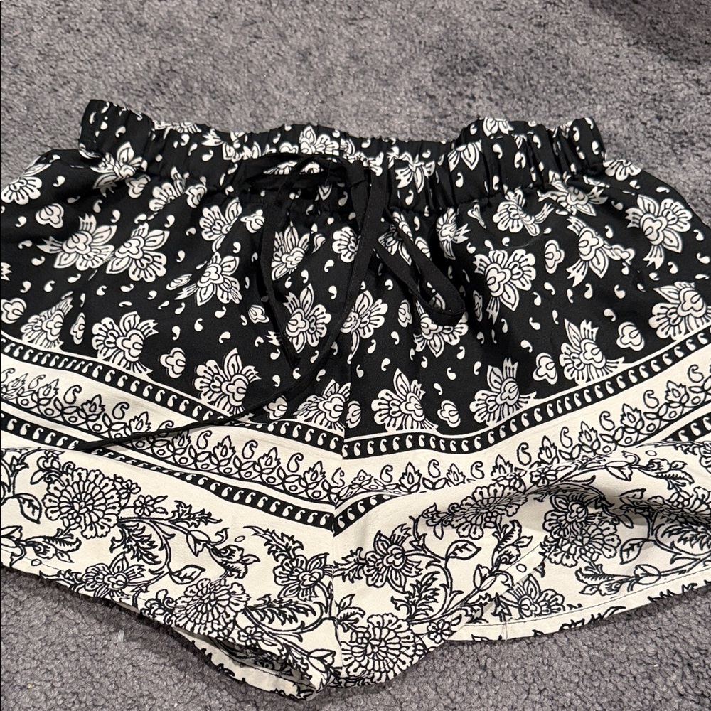Zoe & Rose Band of Gypsies Black and White Floral Shorts XS